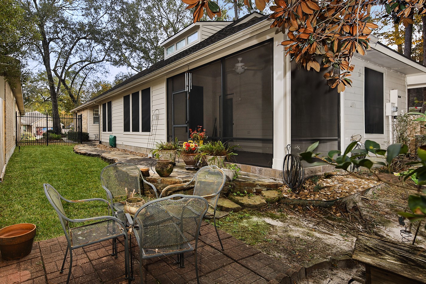 15 Lilac Ridge Place The Woodlands, TX 77384 - Photo 2 of 33