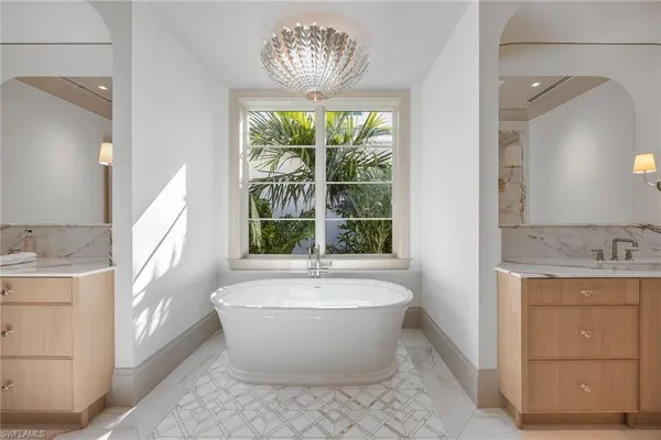 $16,700,000 | 3277 Gordon Drive, Naples, FL 34102