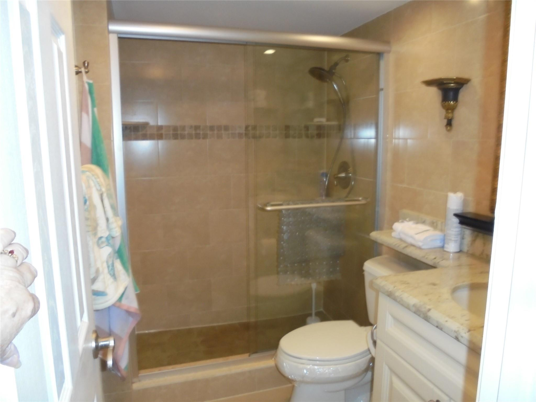400 North Riverside Drive, Unit 401 Pompano Beach, FL 33062 - Photo 18 of 18 HALLWAY BATH