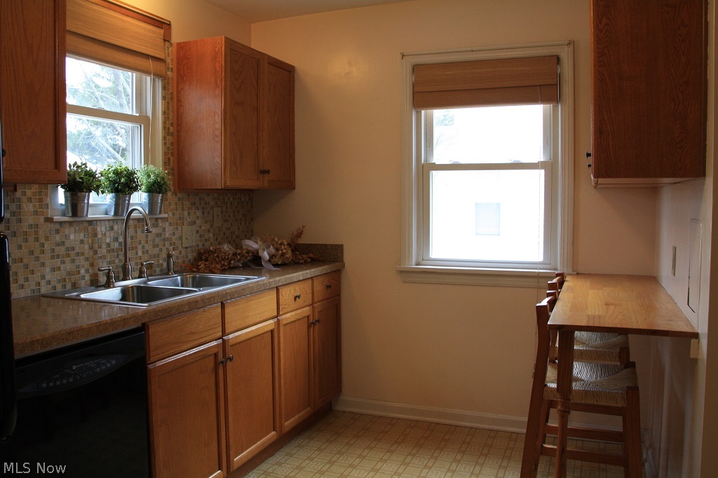 1388 Cranover Road Cleveland, OH 44124 - Photo 2 of 21