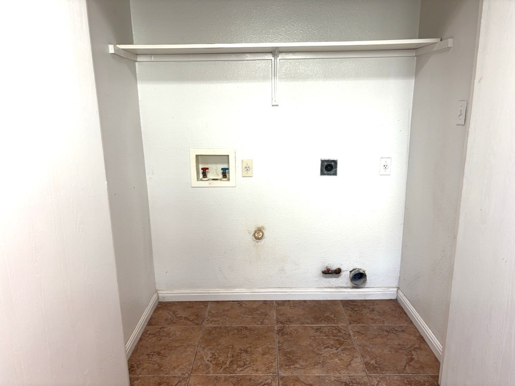 2869 Southampton Way, Unit B Round Rock, TX 78664 - Photo 10 of 19 Laundry closet washe and electric or gas dryer hookups.