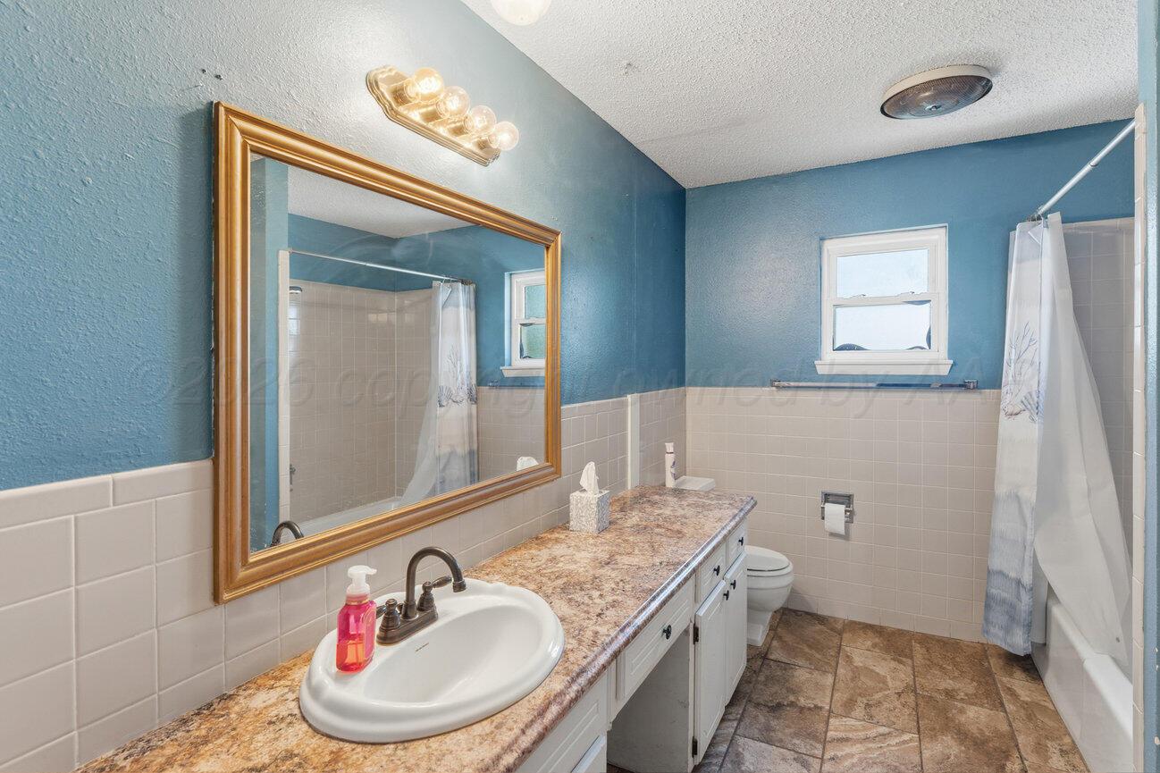205 Houston Street Borger, TX 79007 - Photo 38 of 57 Upstairs Main Bath