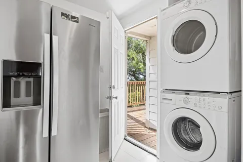 a close up view of a washer and dryer