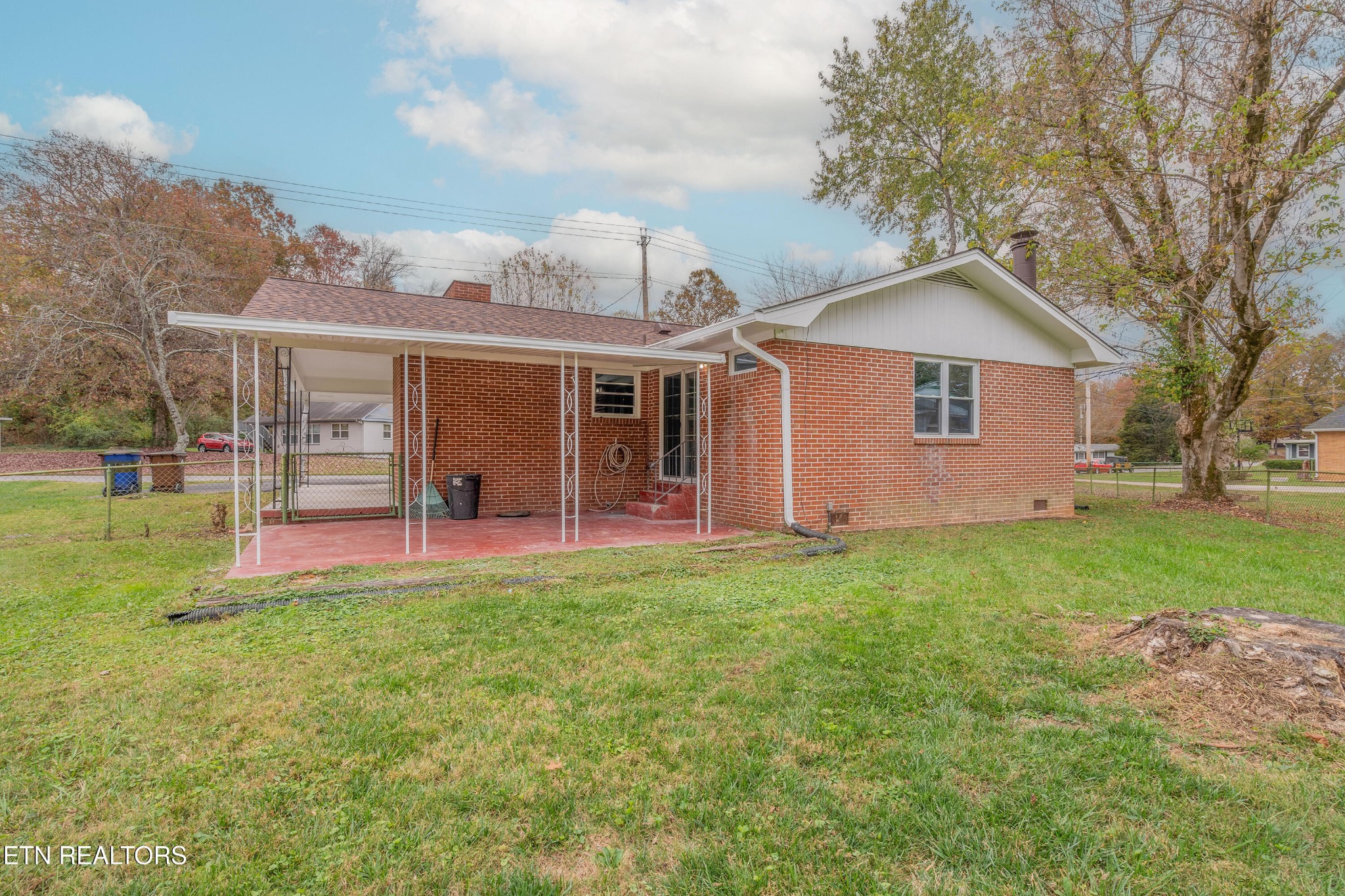 115 Manchester Road Oak Ridge, TN 37830 - Photo 21 of 22 front view of a house with a yard