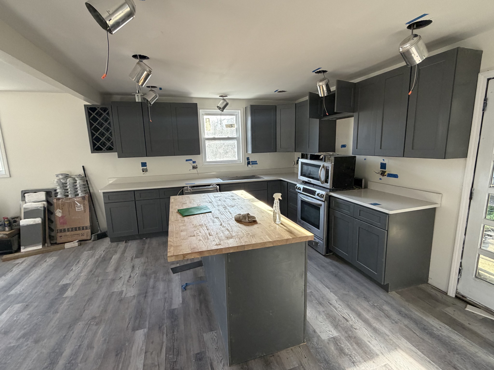 951 State Highway 99 Waynesboro, TN 38485 - Photo 20 of 27 a kitchen that has a sink and a stove in it
