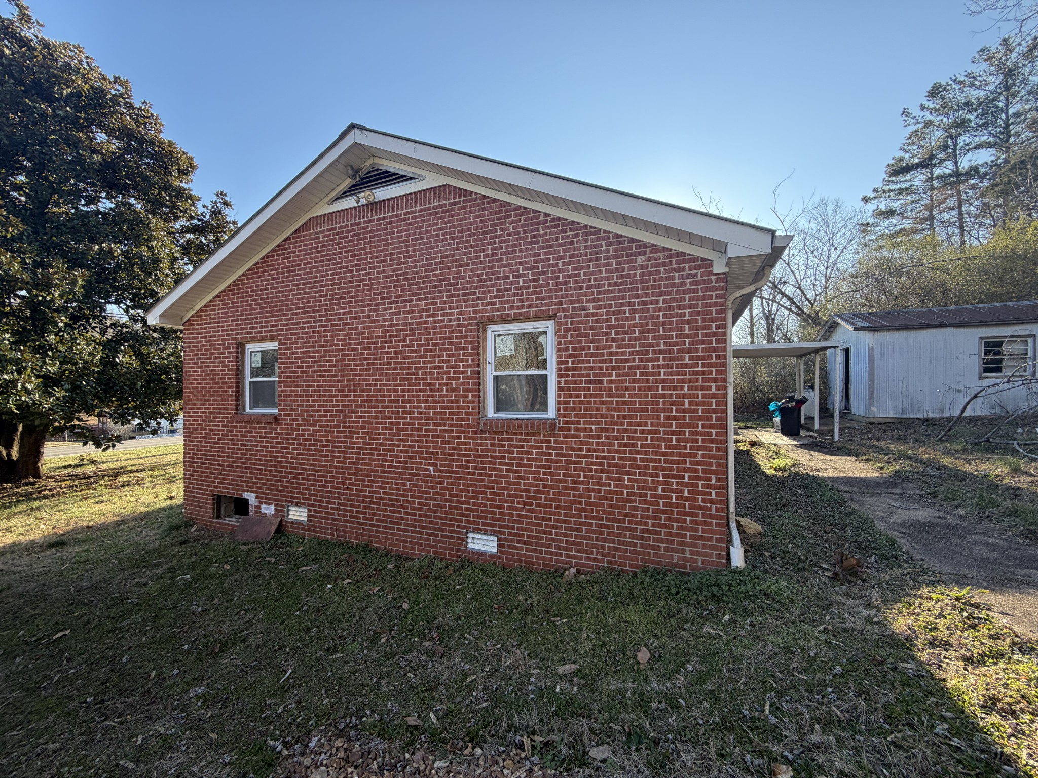 951 State Highway 99 Waynesboro, TN 38485 - Photo 7 of 27 a front view of a house with garden