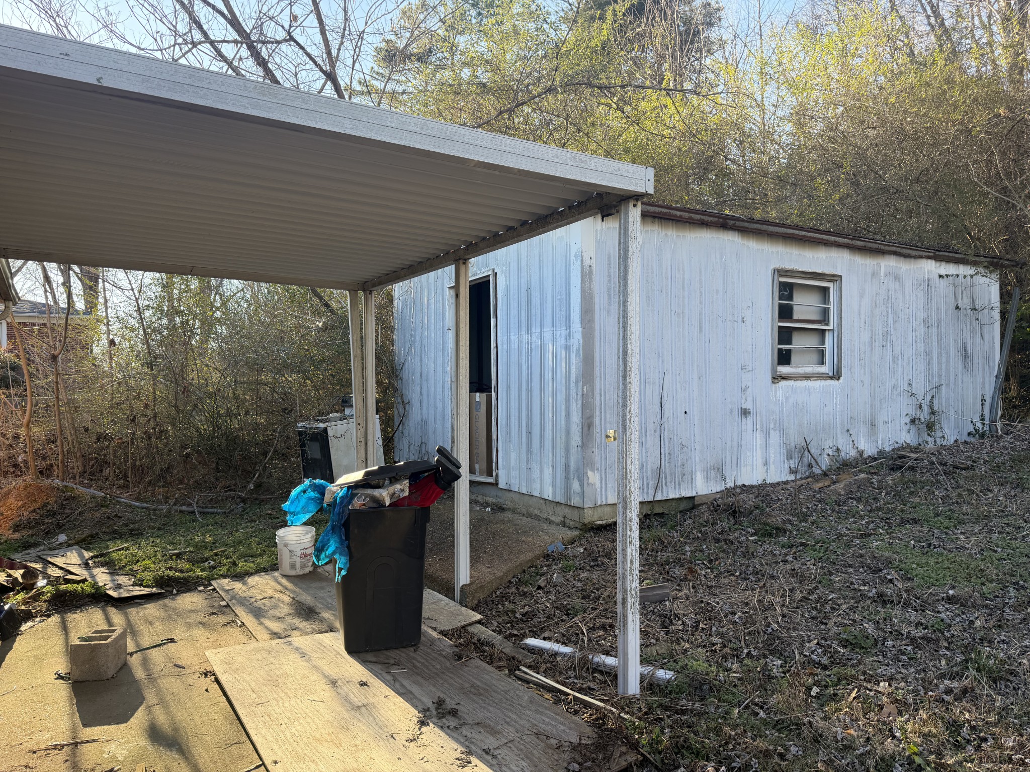 951 State Highway 99 Waynesboro, TN 38485 - Photo 8 of 27 a backyard of a house