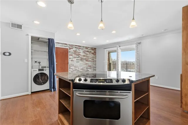 $189,900 | 5000 Baltimore Avenue, Unit 301, Kansas City, MO 64112