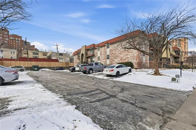 $189,900 | 5000 Baltimore Avenue, Unit 301, Kansas City, MO 64112