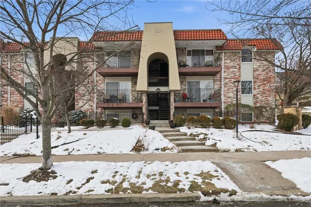 $189,900 | 5000 Baltimore Avenue, Unit 301, Kansas City, MO 64112