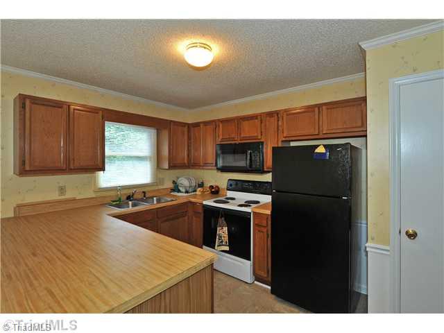 2913 Borg Road Winston-Salem, NC 27127 - Photo 4 of 14 Kitchen.