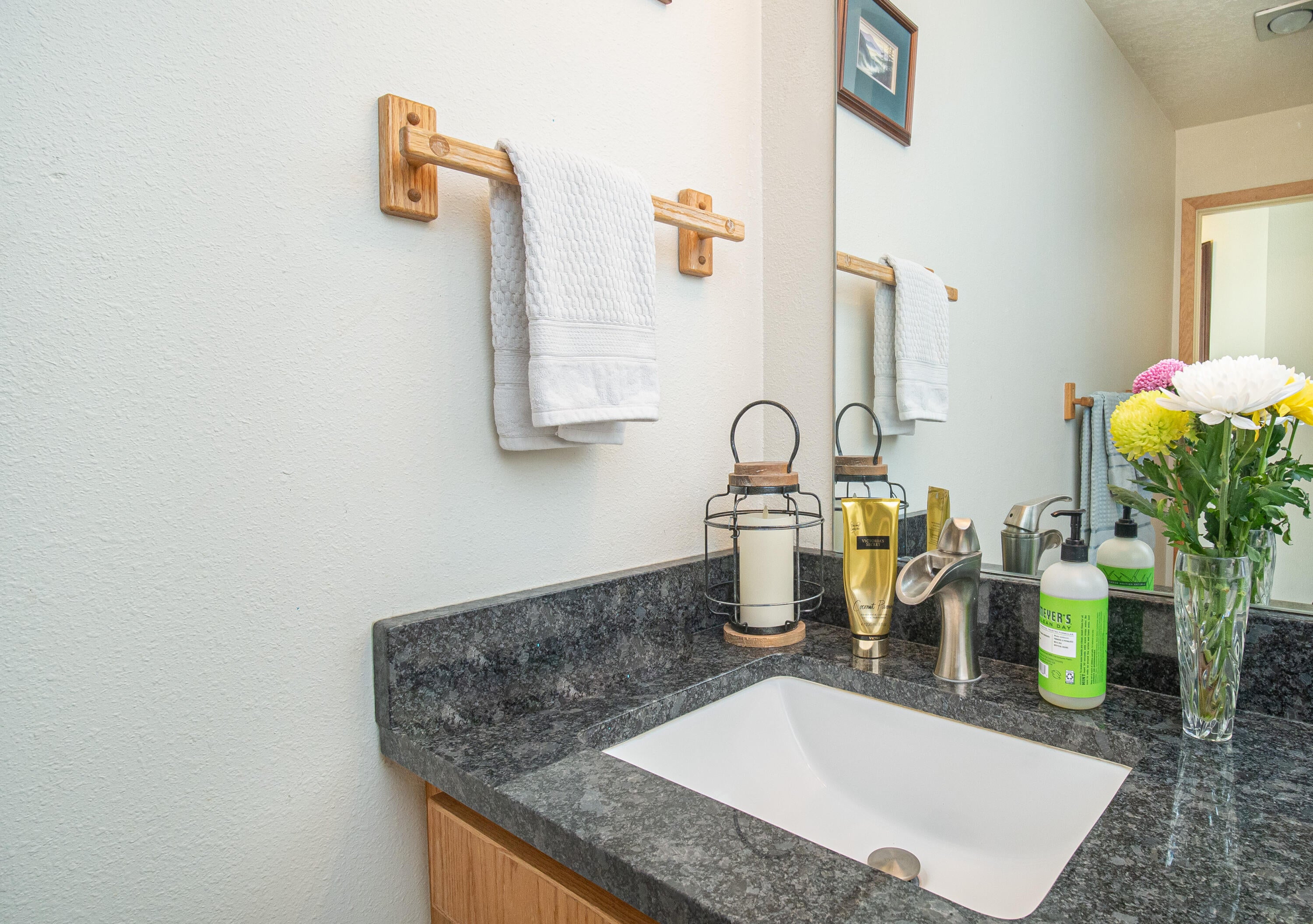 17907 Rhododendron Lane, Unit 11 Sunriver, OR 97707 - Photo 28 of 44 Downstairs bath room