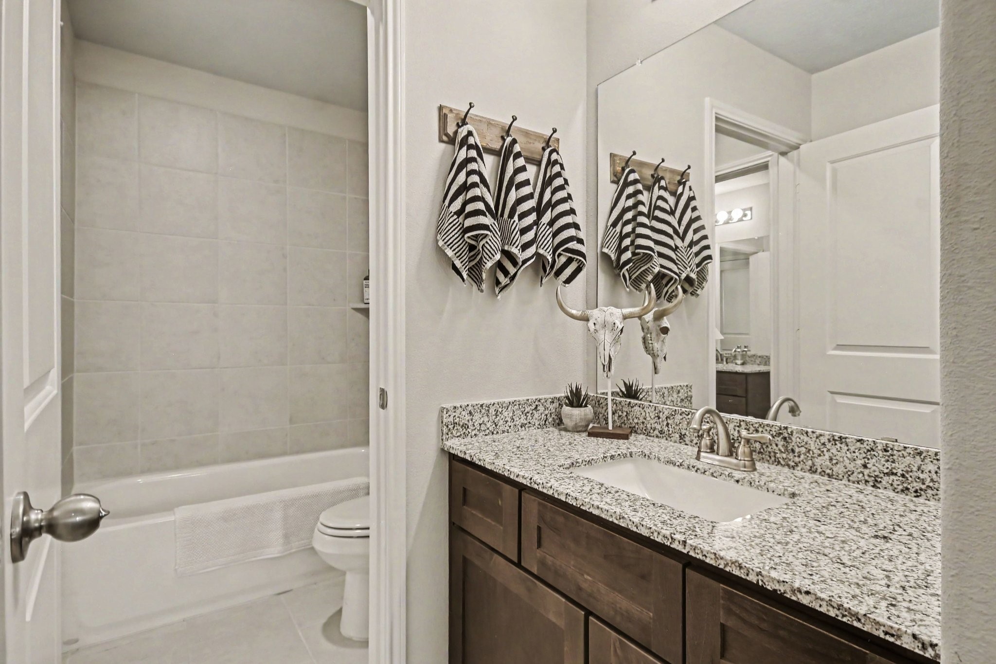 641 Kickapoo Court Webster, TX 77598 - Photo 29 of 39 Upstairs full Jack and Jill bathroom
