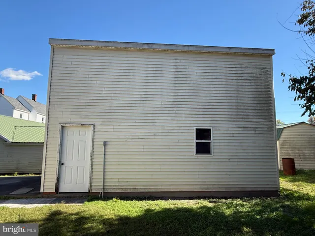 a view of a house with backyard and garden