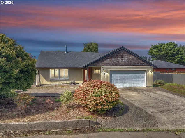$574,950 | 33765 Lake Front Drive, Warrenton, OR 97146