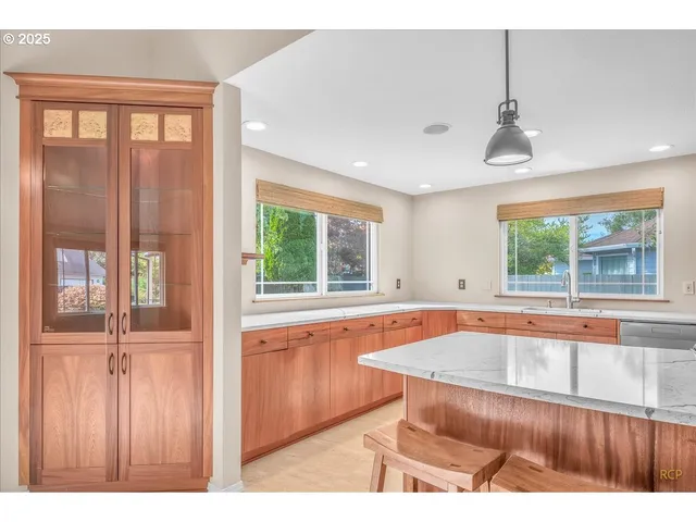 $574,950 | 33765 Lake Front Drive, Warrenton, OR 97146