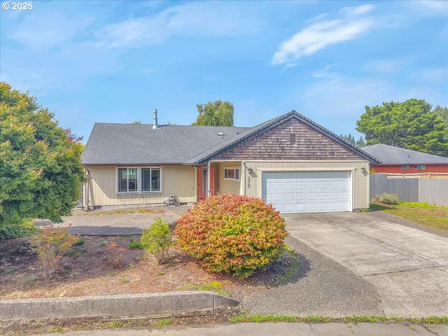 $574,950 | 33765 Lake Front Drive, Warrenton, OR 97146