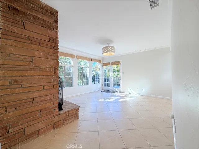 a view of entryway with livingroom
