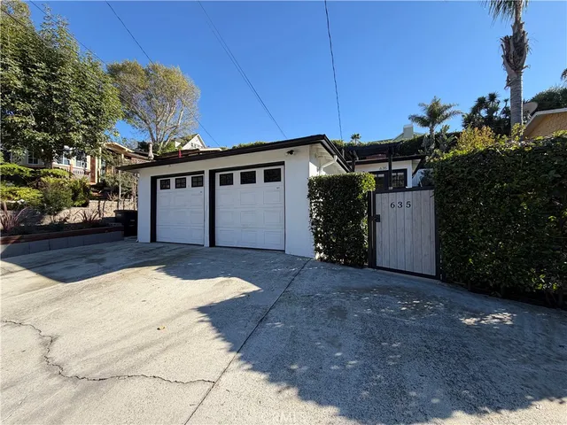 a view of a house with backyard and trees