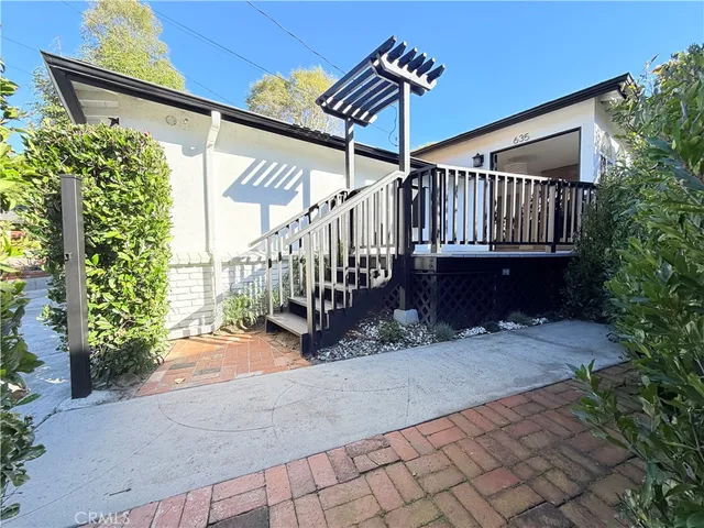 a view of entryway with a yard