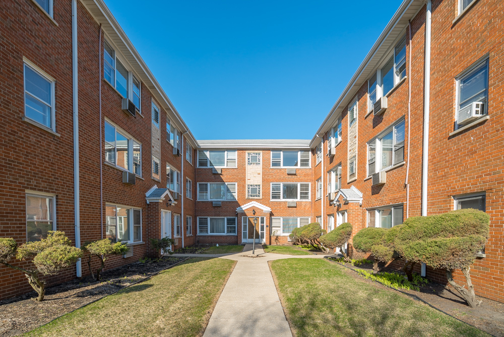 38 South Kensington Avenue, Unit 6 La Grange, IL 60525 - Photo 2 of 23 a front view of a building