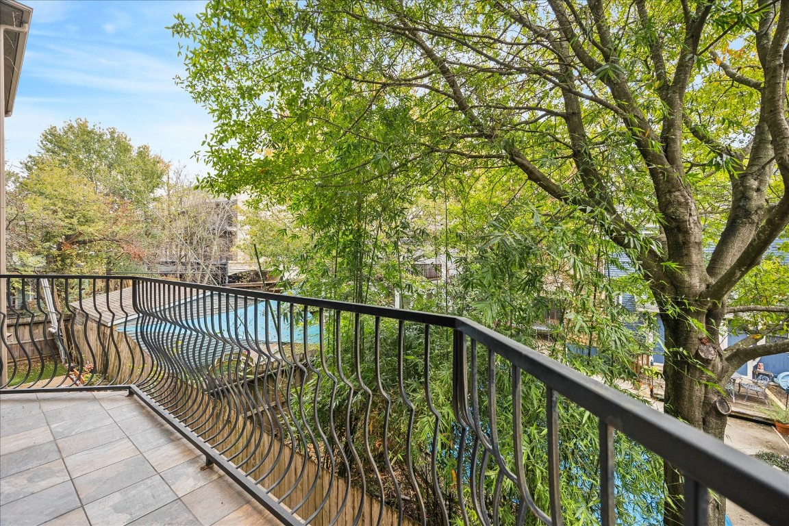 4418 Rose Street Houston, TX 77007 - Photo 12 of 34 a view of balcony with small garden