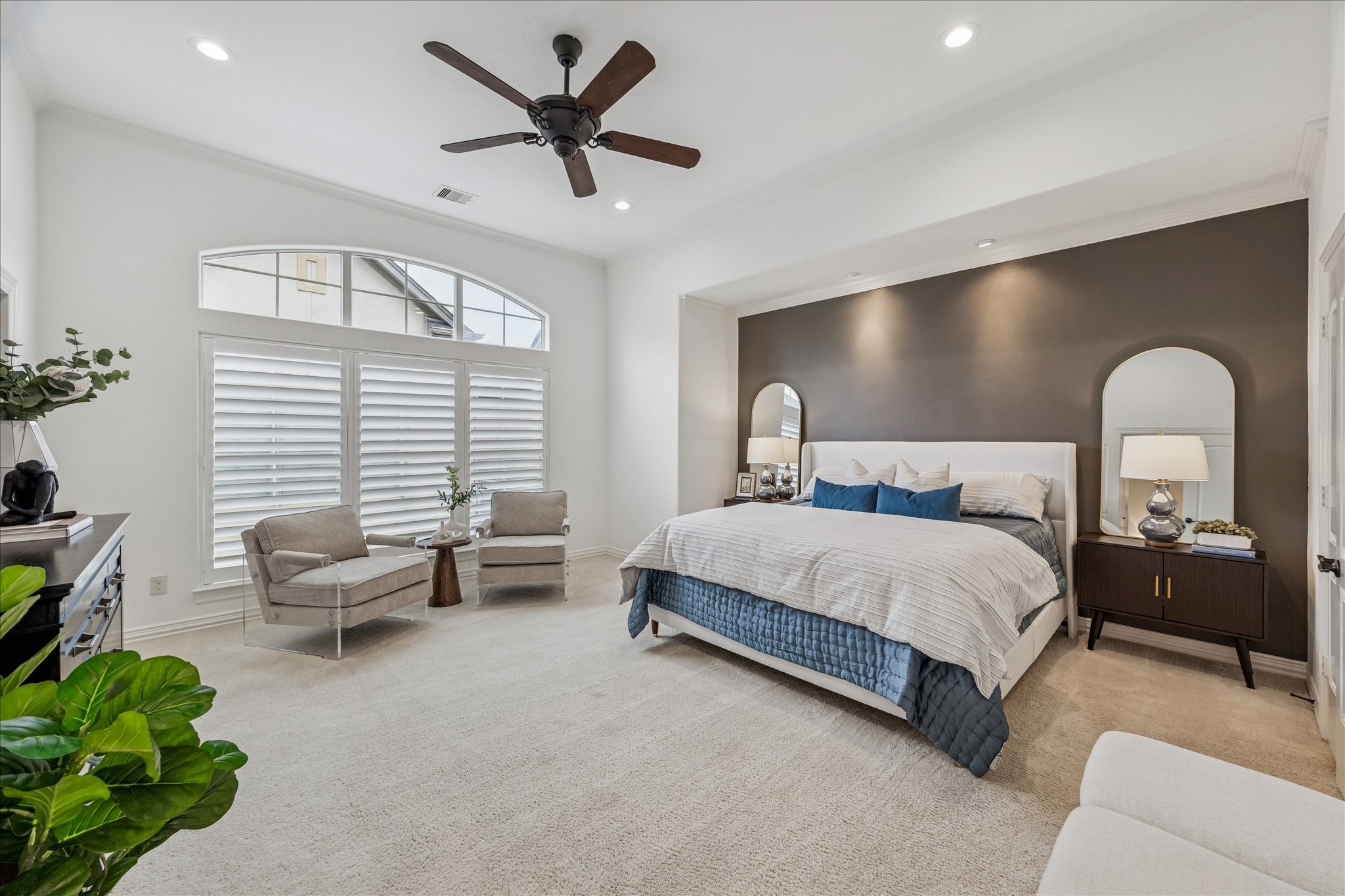 4418 Rose Street Houston, TX 77007 - Photo 19 of 34 Alternate view of the primary bedroom highlighting the spacious sitting area and open layout.