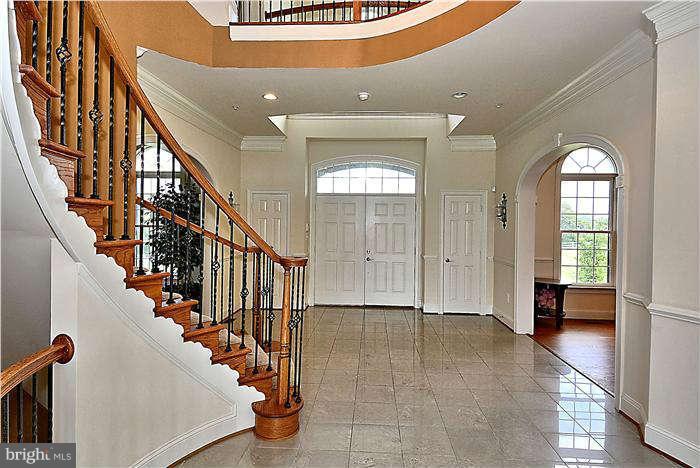 7261 Annapolis Rock Road Gaithersburg, MD 20882 - Photo 3 of 30 Foyer