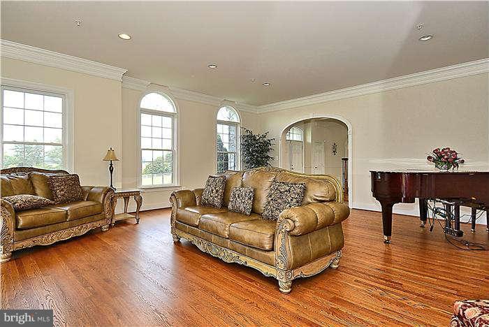 7261 Annapolis Rock Road Gaithersburg, MD 20882 - Photo 9 of 30 Living Room