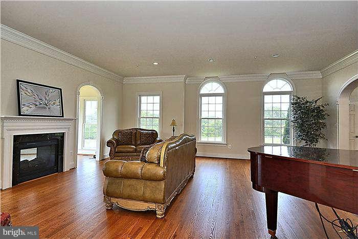 7261 Annapolis Rock Road Gaithersburg, MD 20882 - Photo 10 of 30 Living Room