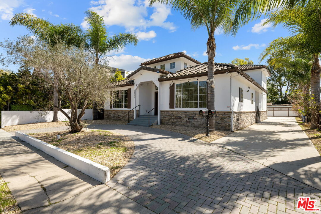 1352 Palms Boulevard Venice, CA 90291 - Photo 1 of 2 a front view of a house with garden