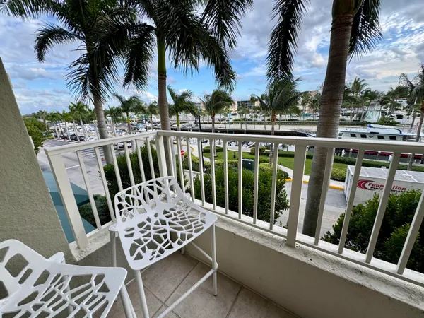 $5,750 | 625 Casa Loma Boulevard, Unit 304, Boynton Beach, FL 33435