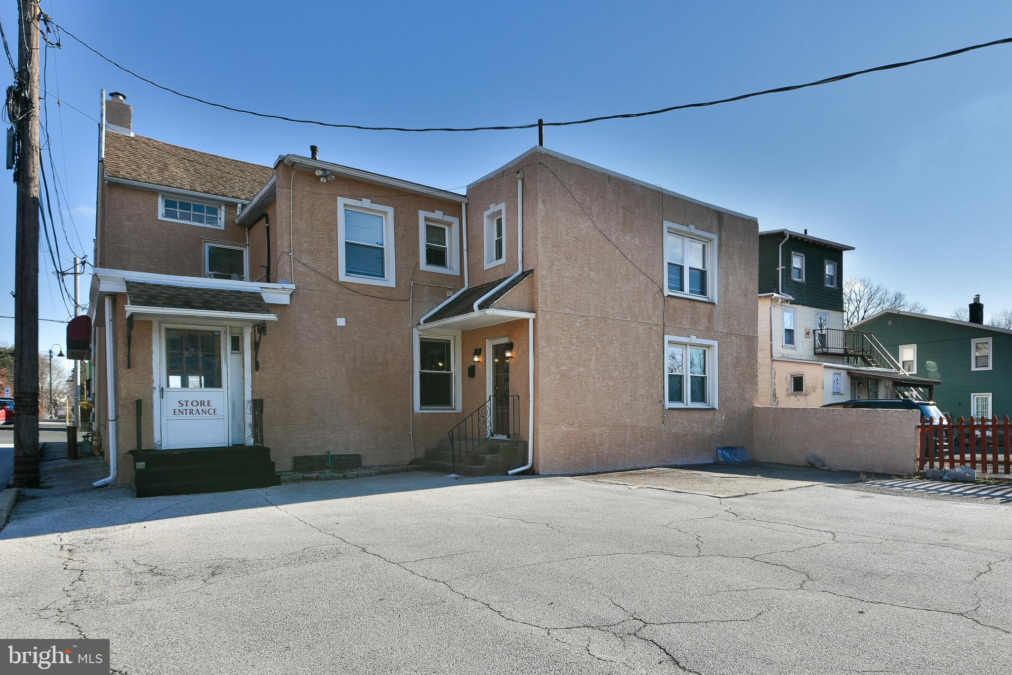 Charming Glenside apartment with private entranc