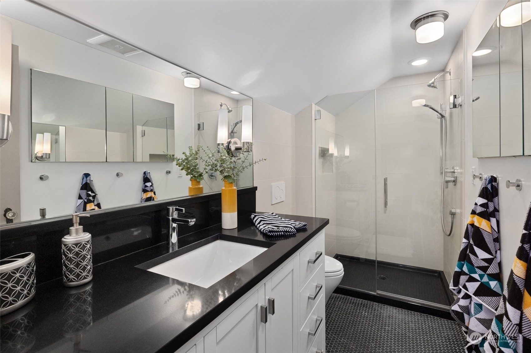 5916 8th Avenue Northeast Seattle, WA 98105 - Photo 24 of 40 a room with furniture and a potted plant