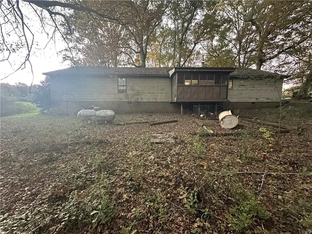 a view of a backyard