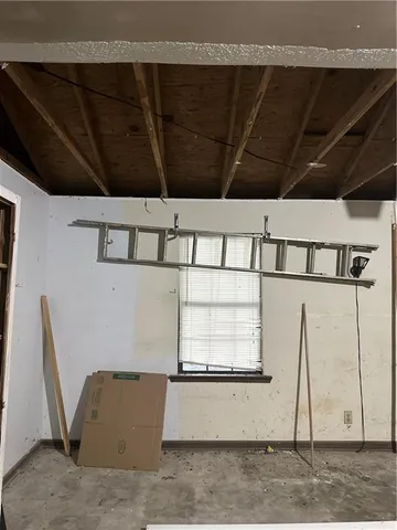 a view of empty room with window