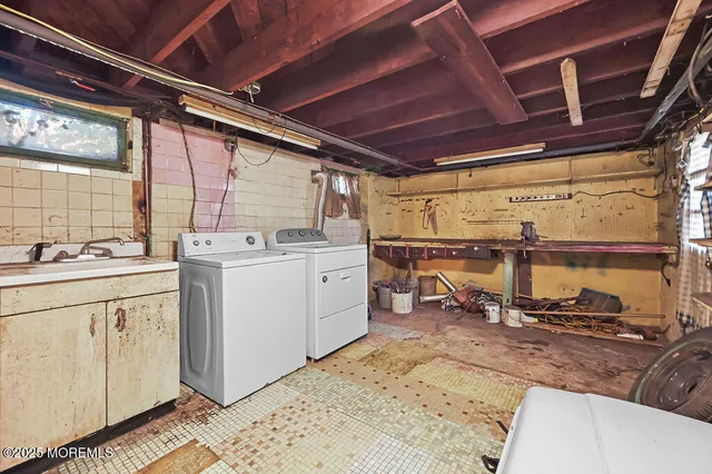 a view of a house with backyard