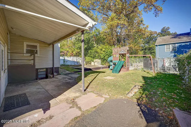 a view of a house with small yard and garage