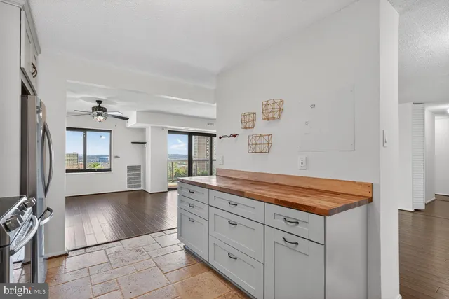 $3,000 | 307 Yoakum Parkway, Unit 821, Alexandria, VA 22304