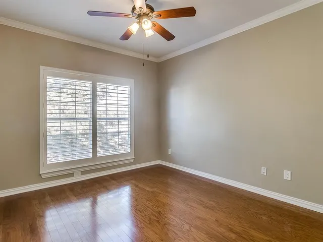 a view of livingroom with a chandelier fan