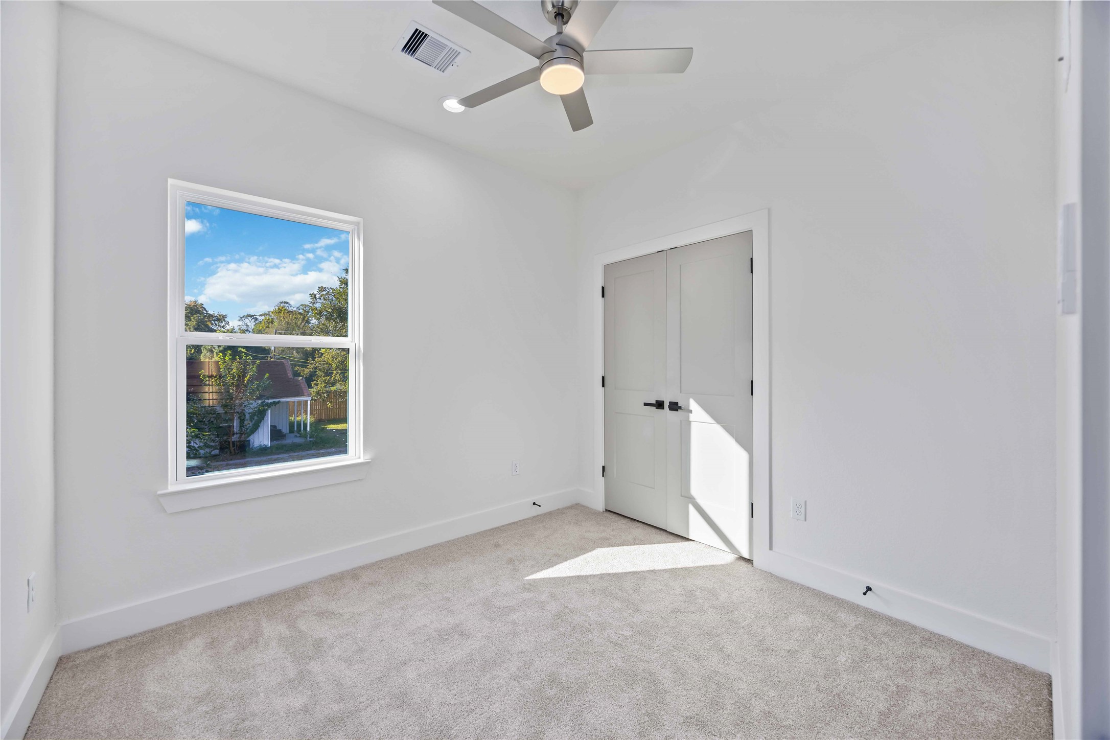 5222 Gold Street Houston, TX 77026 - Photo 24 of 28 an empty room with a window and a fan