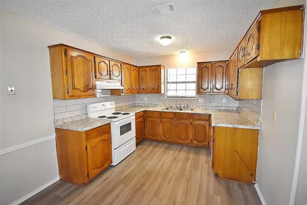 $1,395 | 438 Finch Drive, DeSoto, TX 75115