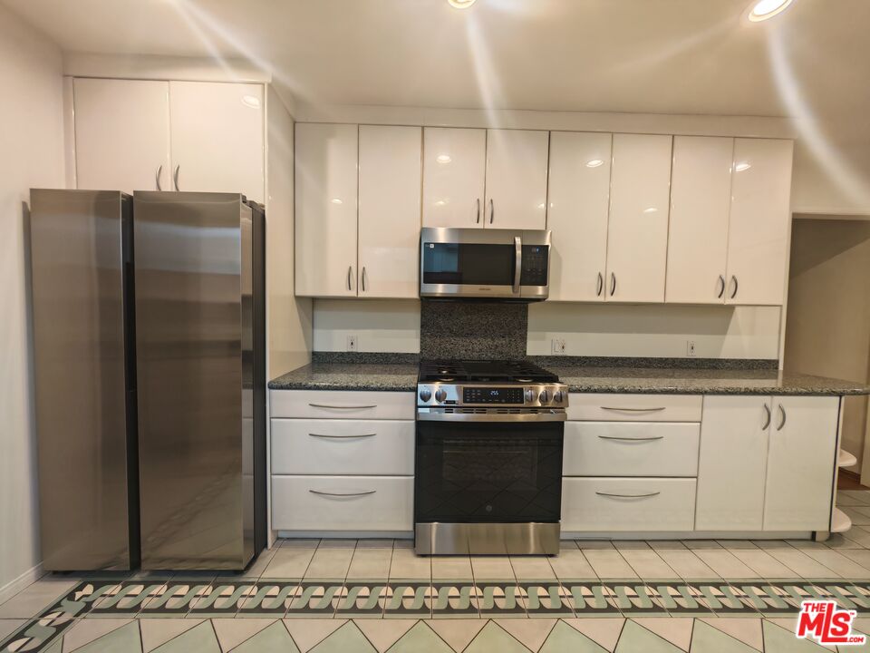 1107 Alfred Los Angeles, CA 90035 - Photo 8 of 39