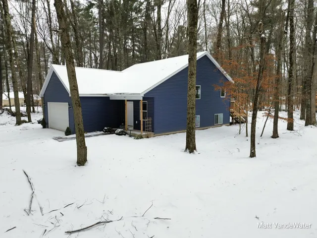 $374,900 | 6771 East 4 Seasons Drive, Newaygo, MI 49337