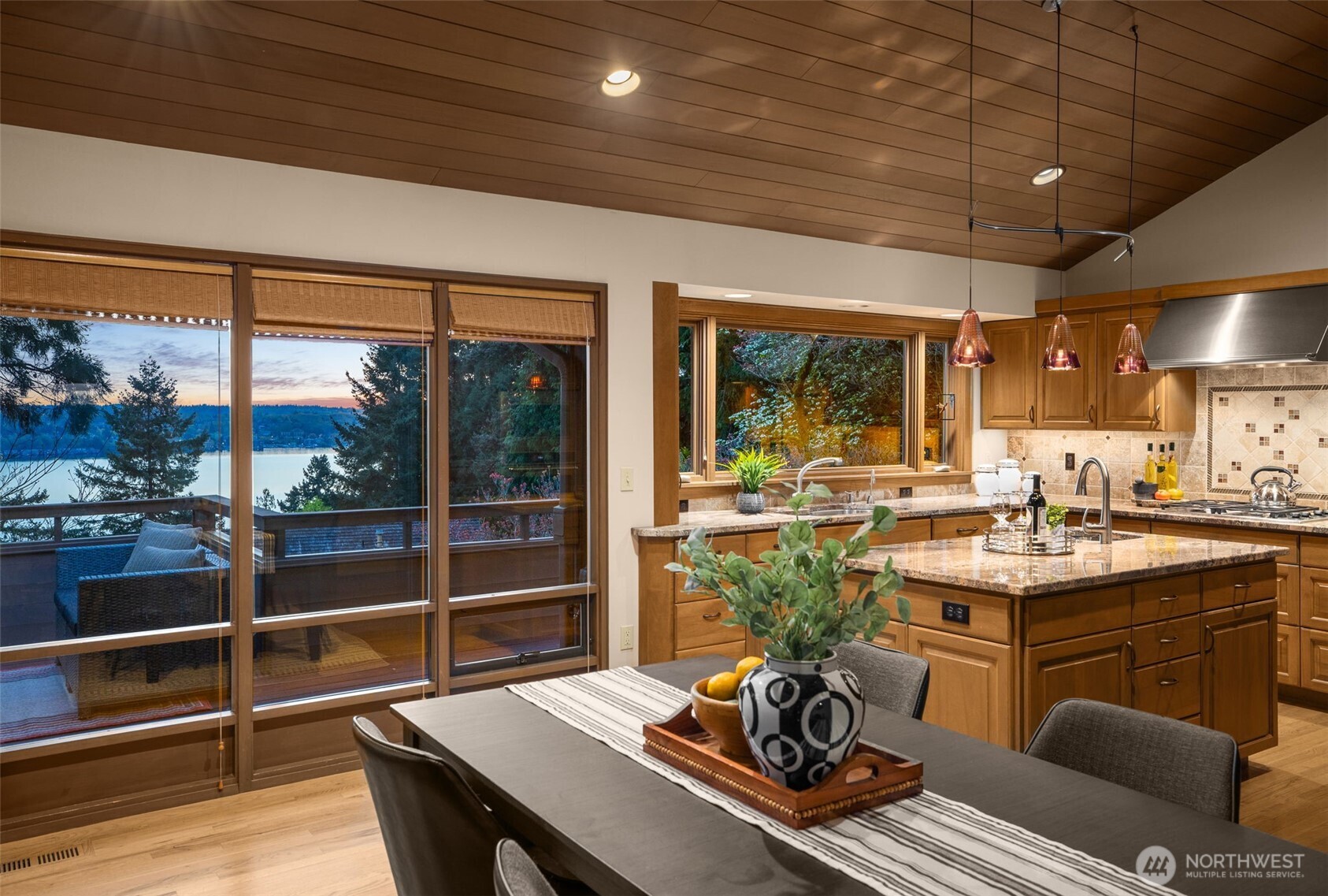 8440 West Mercer Way Mercer Island, WA 98040 - Photo 11 of 34