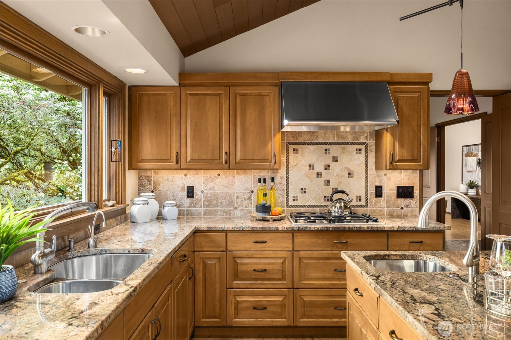 8440 West Mercer Way Mercer Island, WA 98040 - Photo 12 of 34
