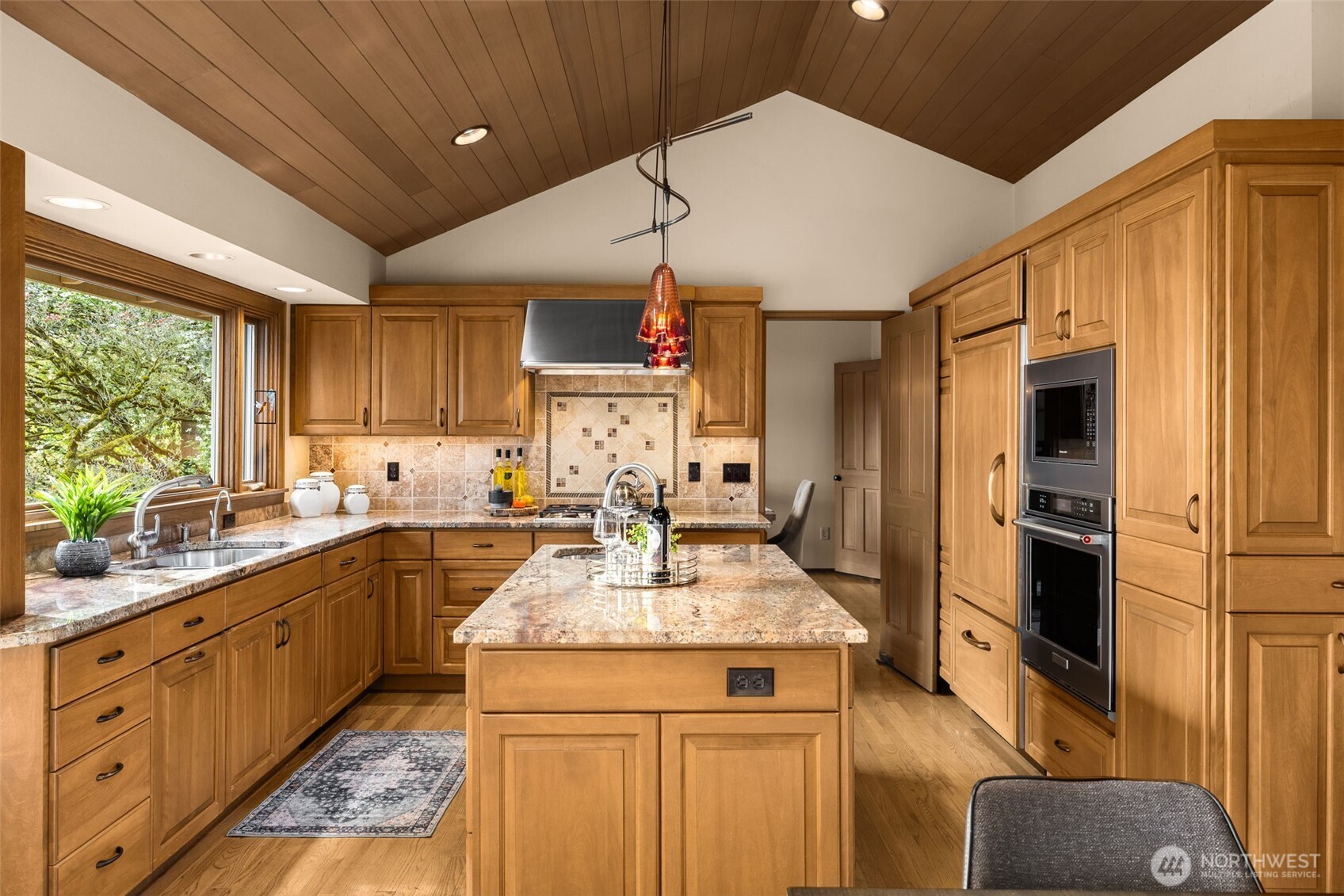 8440 West Mercer Way Mercer Island, WA 98040 - Photo 13 of 34