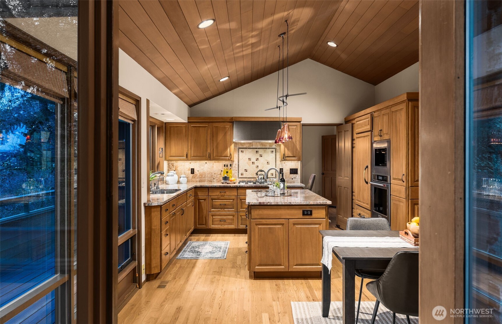 8440 West Mercer Way Mercer Island, WA 98040 - Photo 14 of 34