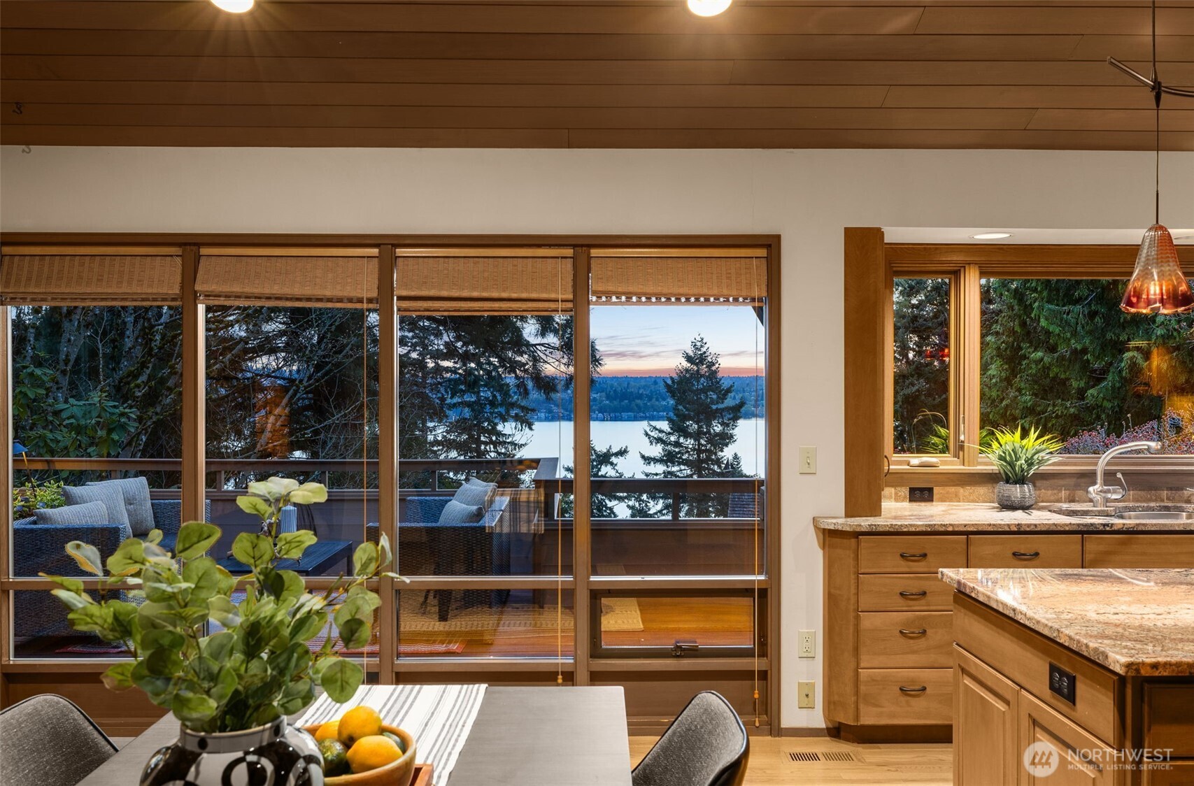 8440 West Mercer Way Mercer Island, WA 98040 - Photo 2 of 34