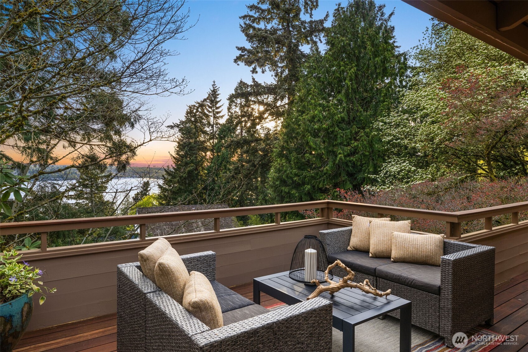 8440 West Mercer Way Mercer Island, WA 98040 - Photo 3 of 34